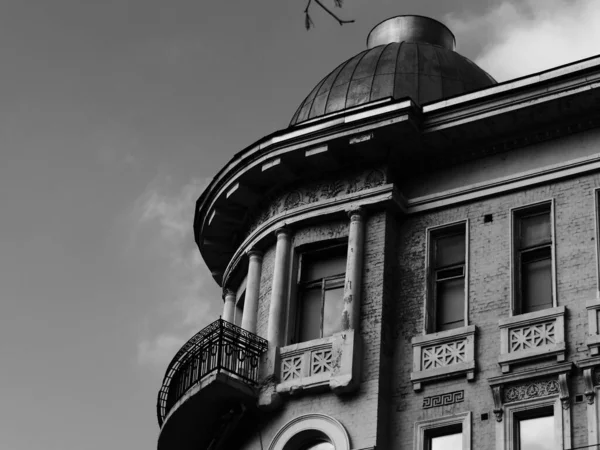 Uma Magnífica Torre Redonda Sobre Belo Edifício Antigo — Fotografia de Stock