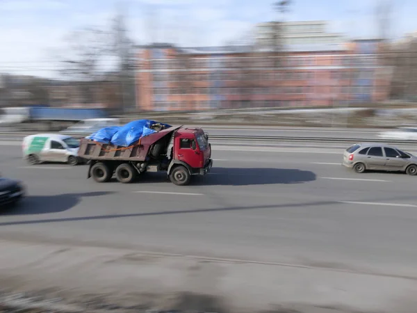 Een Rode Vrachtwagen Rijdt Met Hoge Snelheid Door Straat — Stockfoto