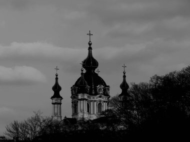 Ortodoks kilisesinin muhteşem kubbelerinin manzarası.