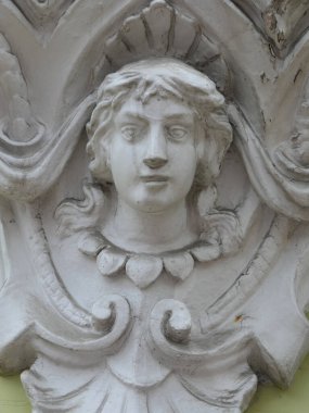 Güzel bir kadın kafası. Eski bir evde dantel sıva..