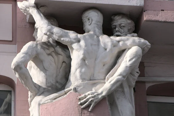 Märklig Skulptur Grupp Män Pryder Väggen Ett Hus — Stockfoto