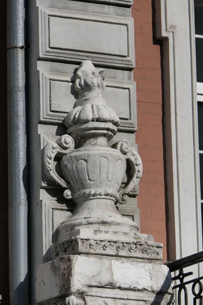 Uma Bela Escultura Vaso Frente Entrada Casa — Fotografia de Stock