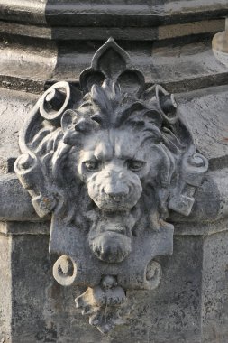 Parkta işlenmiş demir bir sütun üzerinde lüks bir kaplama..