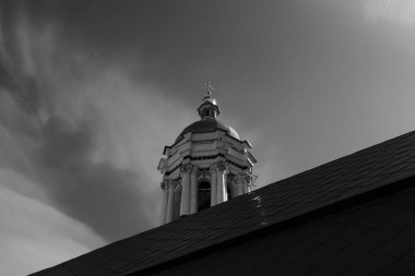 Hassas, hafif bulutlar, bir tüy gibi.