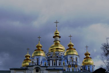Bulutlu arka plandaki güzel kilise kubbeleri.