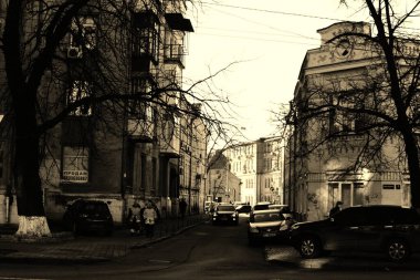 Küçük, güzel, eski bir caddenin manzarası.