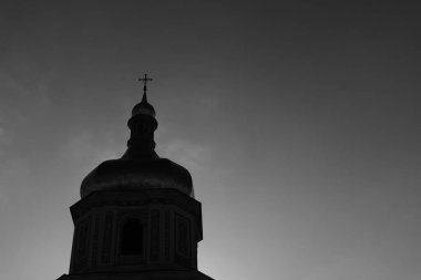 Üzerinde haç olan güzel bir kubbe ve arkasında bir ışık bulutu..