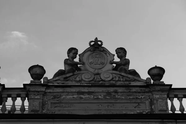 Socha Basreliéf Střeše Starého Domu — Stock fotografie