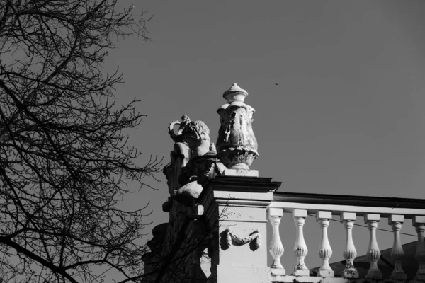 Prächtige Skulpturen Zaun Des Hausdaches — Stockfoto
