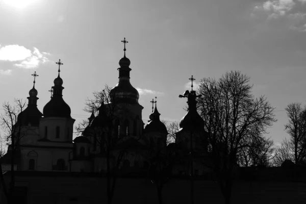 Blick Auf Die Kuppeln Der Kirchen Mit Kreuzen Und Dahinter — Stockfoto