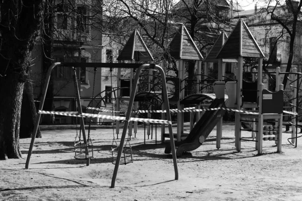 Детская Площадка Закрытая Карантинный Период Ждет Своих Постоянных Гостей — стоковое фото