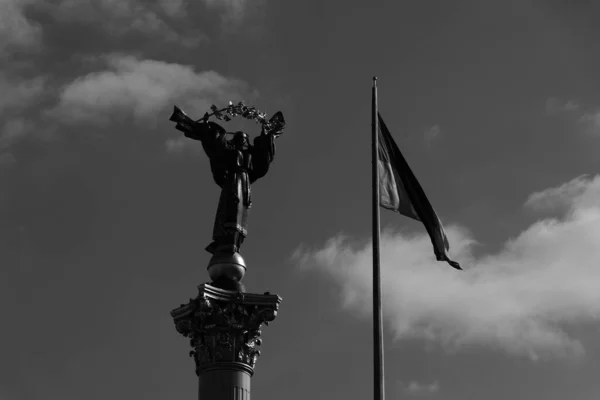 Escultura Liberdade Bandeira Parecem Estar Nas Nuvens — Fotografia de Stock