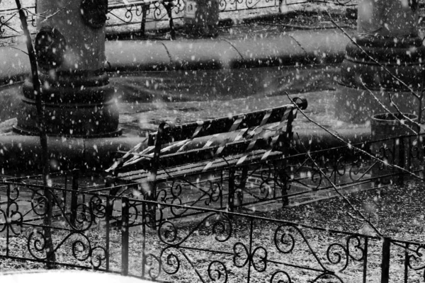 Parque Cerca Fuente Donde Hay Una Tienda Cerrada Nieva — Foto de Stock