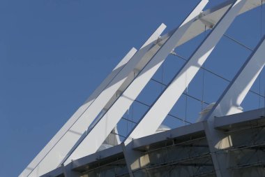 Stadyumun tepesi güneşli bir gün gibi görünüyor..