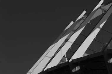 Stadyumun çitlerinin tepesi güneş ışınlarıyla sırılsıklam olmuştu..