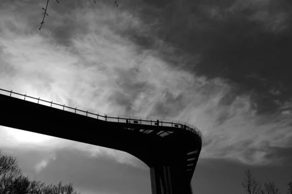 Puente Peatonal Que Supuestamente Vuela Las Nubes —  Fotos de Stock