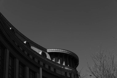 Muhteşem mimari yapıları olan eski bir evin arka planında. Güzel, düz, çiçek açan kiraz ağaçları..