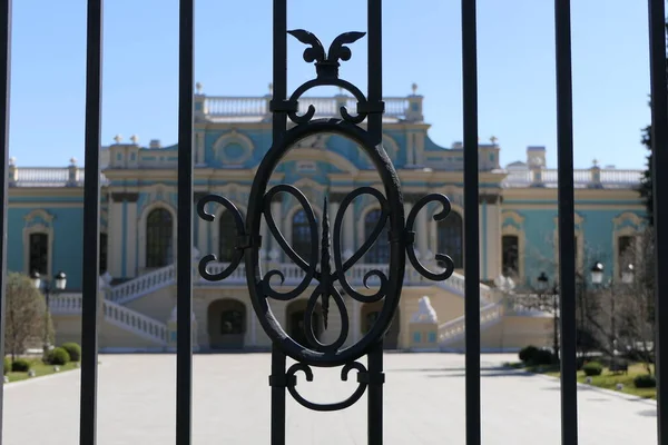 Elementos Forjados Decorativos Que Adornam Portões Palácio — Fotografia de Stock