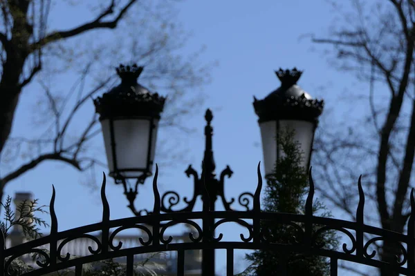 Pozadí Starého Domu Jsou Krásné Lucerny Rámované Větvičkami — Stock fotografie