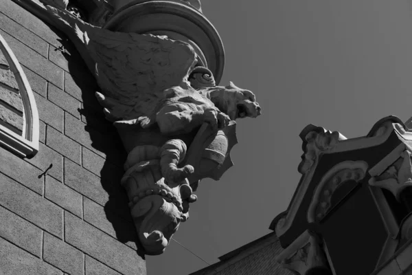 Építészeti Remekmű Egy Régi Ház Ijesztő Félelmetes Szörnyekkel Szellemekkel Morogva — Stock Fotó