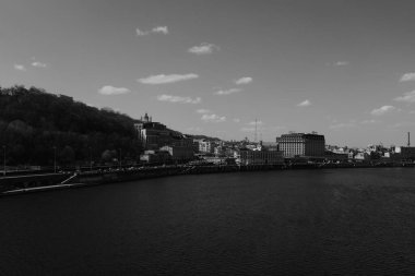 Yaya köprüsünden otoyolun setine, parka, kurumlarla birlikte tepeye bakın.. 