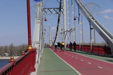 Köprüdeki yaya ve bisiklet yolları nehrin sağ kıyısından sola doğru..