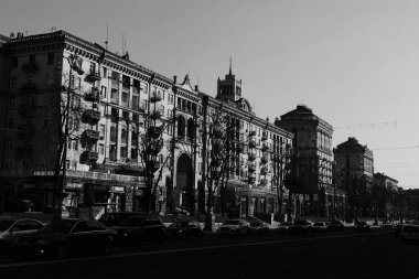 Ülkenin ana caddesini, tarihi binaları ve hareket halindeki araçları gösteren bir yol. 