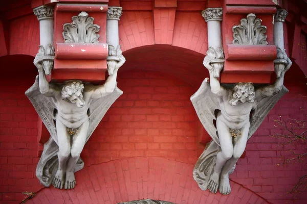 Frente Maravilhoso Edifício Esculturas Monstros Apoiando Arco — Fotografia de Stock