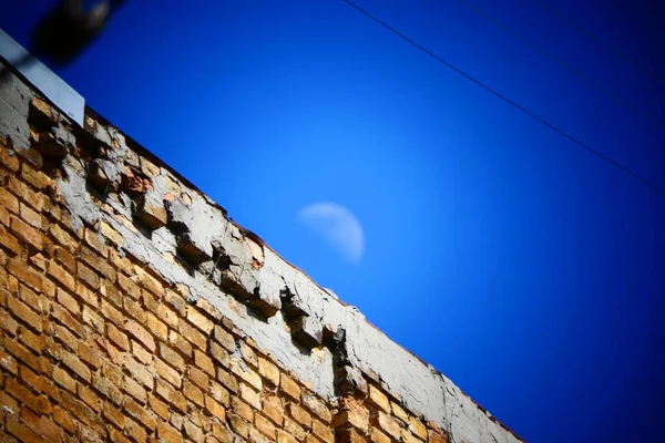 Nad Střechou Starého Domu Bezmračná Obloha Rostoucím Měsícem — Stock fotografie