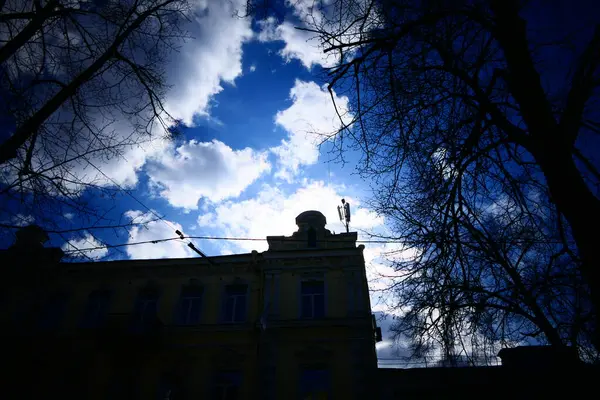 Överbyggnad Med Ett Runt Hål Mitten Genom Vilket Himmel Och — Stockfoto