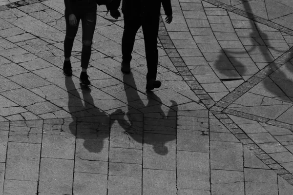 Sombra Calçada Lanterna Cara Com Menina Bem Como Próprias Pernas — Fotografia de Stock