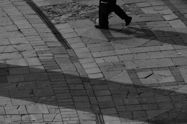 Ένας Άντρας Μαύρα Κομψά Παπούτσια Μαύρη Τσάντα Περπατά Κατά Μήκος — Φωτογραφία Αρχείου