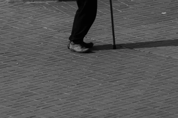 Μισή Σκιά Ενός Άντρα Ένα Πλατύ Πλίνθινο Πεζοδρόμιο Και Πόδια — Φωτογραφία Αρχείου