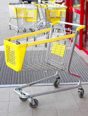  Süpermarketin yakınında alışveriş arabaları.