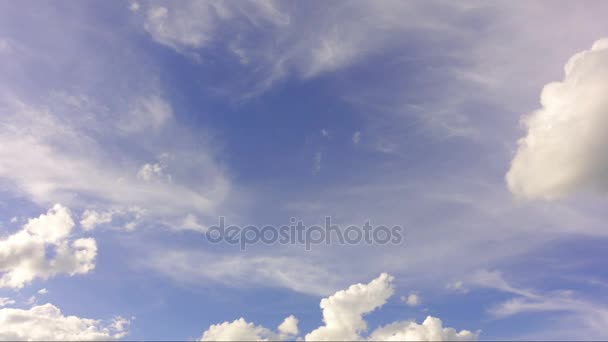 Πάροδο του χρόνου της άσπρα σύννεφα με το γαλάζιο του ουρανού. — Αρχείο Βίντεο