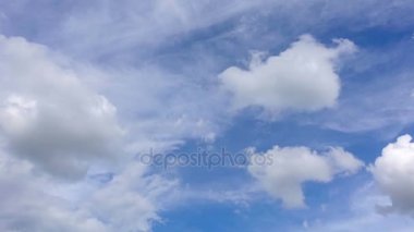 4 k zaman atlamalı beyaz bulutlar mavi gökyüzü ile.