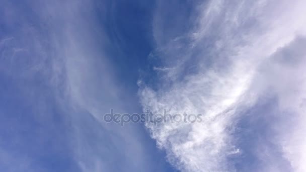 Nuvens brancas com céu azul. — Vídeo de Stock