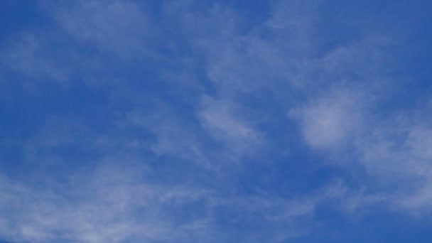 Nuvens brancas com céu azul. — Vídeo de Stock