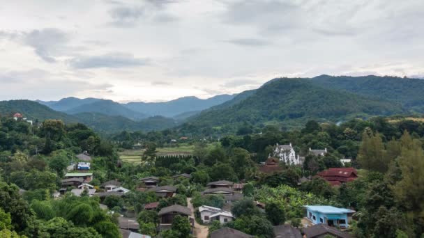 Pueblo en el valle — Vídeos de Stock