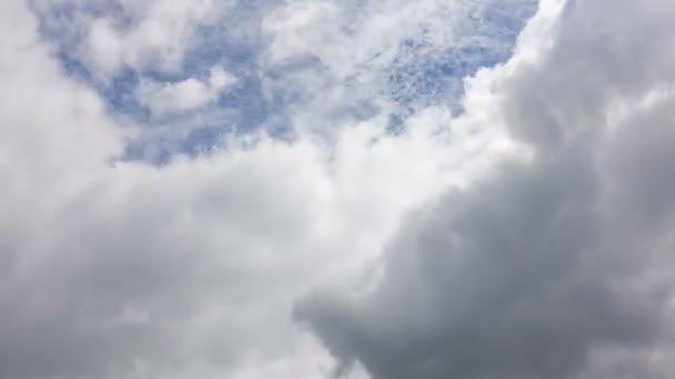 Weiße und schwarze Regenwolken — Stockvideo