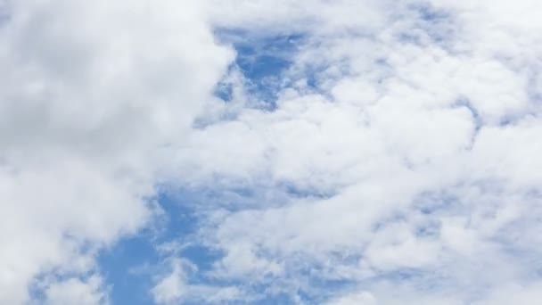 Zeitraffer weißer Wolken mit blauem Himmel. — Stockvideo