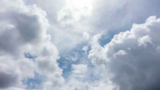 大きな白い雲の移動と太陽と青い空を背景に圧延します の時間経過の映像 — ストック動画