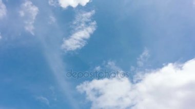 Taşıma ve mavi gökyüzü arka plan üzerinde haddeleme büyük beyaz bulutlar. 4 k zaman atlamalı görüntüleri.