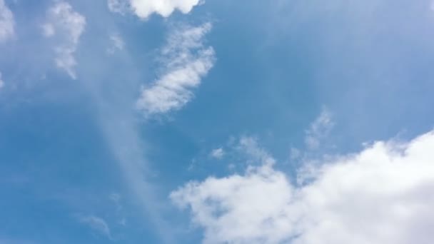 Grandes Nubes Blancas Moviéndose Rodando Sobre Fondo Azul Del Cielo — Vídeo de stock