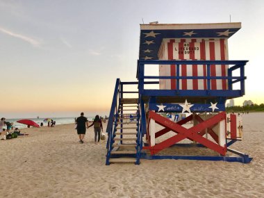 Sahildeki cankurtaran kulesi. Miami Plajı, Florida