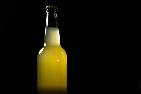Una Botella Jugo Naranja Limonada Bebida Alcohólica Pie Sobre Una — Foto de Stock