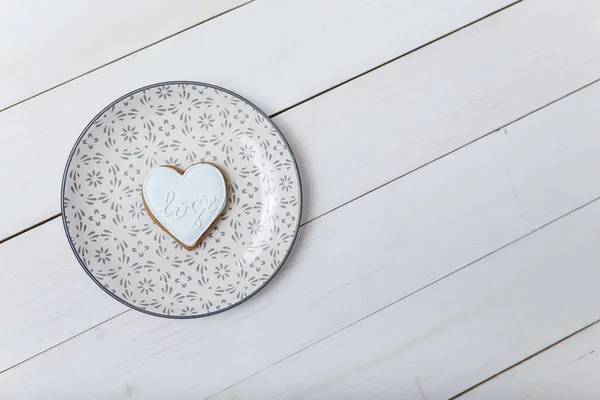 Heart Shape Gingerbread Cookie Plate Standing White Wooden Table Background — Stock Photo, Image