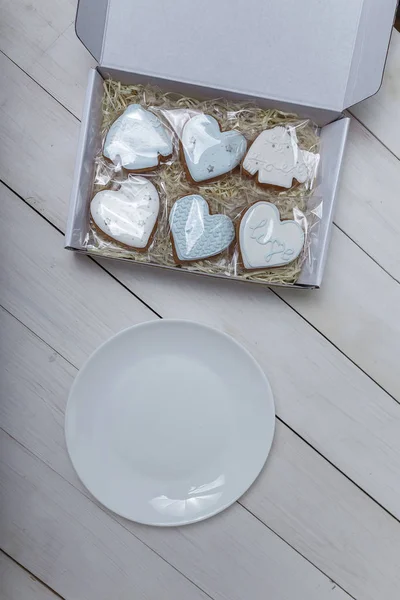 Present Box Gingerbread Cookies Empty White Plate Hearts Shapes Sweets — Stock Photo, Image