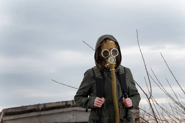 Gázálarcos Ember Áll Romok Drámai Égi Háttér Között Környezetszennyezés Ökológiai — Stock Fotó