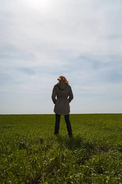 Woman Back Camera Standing Green Field Clear Blue Sky Background — 스톡 사진